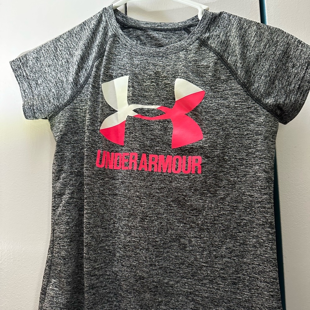 Under Armour girls tee size youth MED.